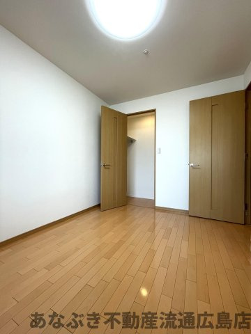 ヴィラージュ海田「緑彩の街」の洋室|東側約6.0帖洋室です。洋室3室が6帖以上！洗面室リネン庫やキッチンパントリー等、収納が多彩です！