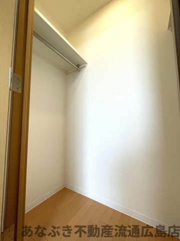 ヴィラージュ海田「緑彩の街」の収納|東側の洋室約6.0帖は衣類や旅行カバンなど沢山しまえるウォークインクローゼットを完備しています。