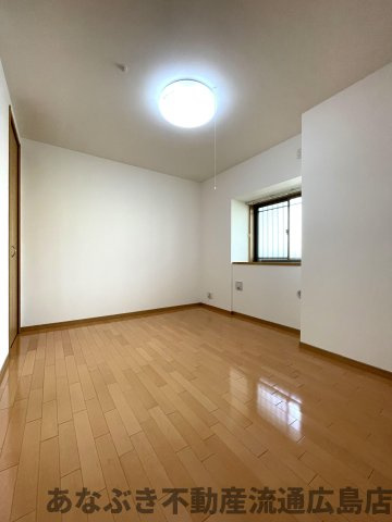 ヴィラージュ海田「緑彩の街」の洋室|西側の約6.7帖洋室は隣の洋室と一部床続きのため、お子様の成長や生活用途での間取り自由度があります。