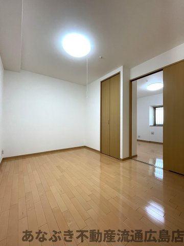 ヴィラージュ海田「緑彩の街」の洋室|西側の約6.0帖洋室です。それぞれにクローゼットが備わっています。