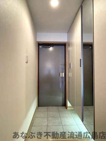 ヴィラージュ海田「緑彩の街」の玄関|たくさん収納できる天井高の姿見付き玄関収納。圧迫感が軽減するフロートタイプでスタイリッシュな印象です