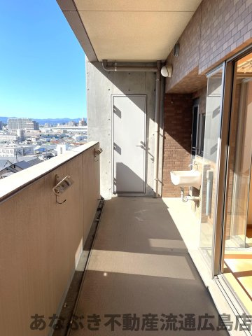 ヴィラージュ海田「緑彩の街」のバルコニー|最大奥行1.9ｍのワイドバルコニー！スロップシンクとＤＩＹにも便利なコンセントが設置されています。