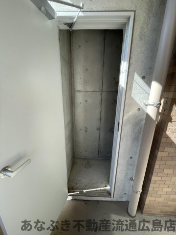 ヴィラージュ海田「緑彩の街」の設備|バルコニーにはトランクルームも完備しています。キャンプ用品や植物のお手入れグッズ等の収納に便利です。