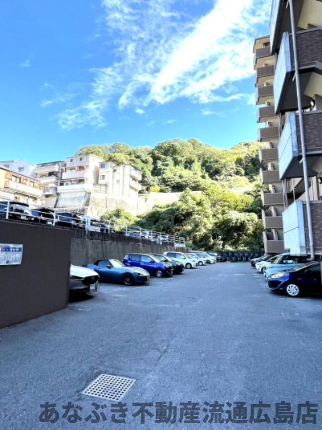 ヴィラージュ海田「緑彩の街」の駐車場|各住戸1台が「無料」で使用できます！