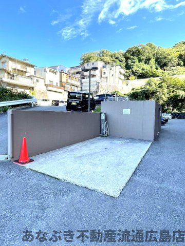 ヴィラージュ海田「緑彩の街」の駐車場|駐車場には汚れた際にも手軽にきれいにできる、洗車スペースがあります。