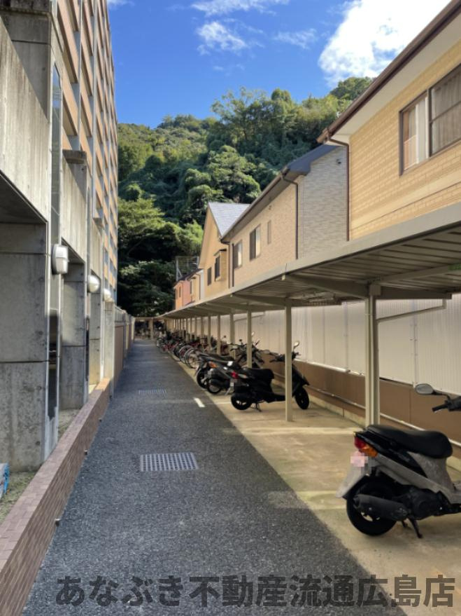 ヴィラージュ海田「緑彩の街」のその他共用部分|自転車置場、バイク置場は駐輪区画が決まっており、安心して駐輪できます。