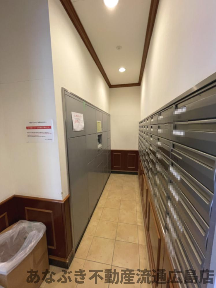 ヴィラージュ海田「緑彩の街」のその他共用部分|荷物の受け取りに便利な宅配ボックスを完備。共用部の清掃なども行き届いた日勤管理のマンションです。