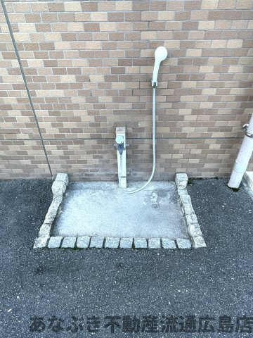 ヴィラージュ海田「緑彩の街」の設備|共用の水栓があります。お散歩帰りのペットの足洗いにも便利です。