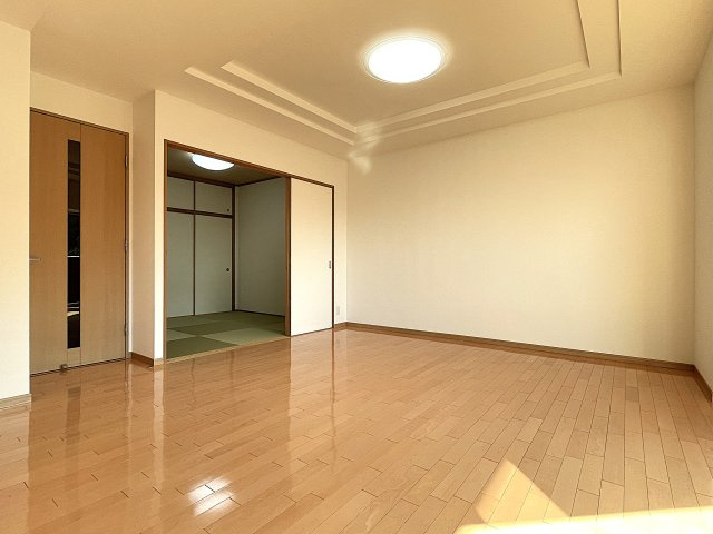 ヴィラージュ海田「緑彩の街」の居間・リビング|リビング延長となる和室があり団欒空間の広さに自由度があります。生活シーンにあった過ごし方が可能です。