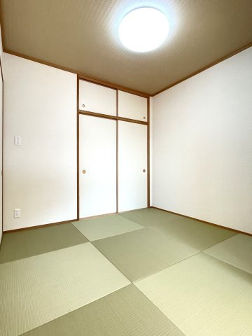 ヴィラージュ海田「緑彩の街」の和室|新しい畳で気持ちの良い和室は約4.5帖。洋の空間にも馴染むすっきりとした琉球畳でおしゃれな雰囲気です