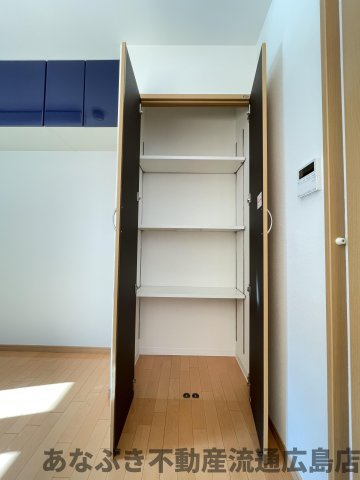 ヴィラージュ海田「緑彩の街」の収納|ごたつきがちなキッチンの安心収納、パントリーがあります。調理機器や食材ストックが片付き大変便利です。