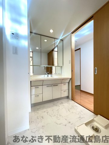 ヴィラージュ海田「緑彩の街」の脱衣所|キッチンからダイレクトに行き来できる洗面は、廊下側からも出入りができ、生活動線スムーズです。