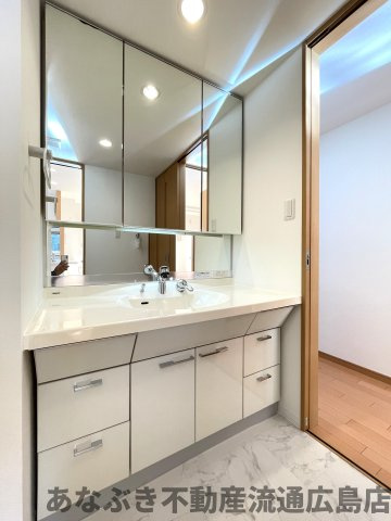 ヴィラージュ海田「緑彩の街」の独立洗面台|3面鏡裏収納付きキャビネットタイプの洗面化粧台です。カウンターも広く身支度のしやすさがあります。