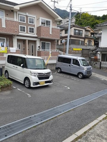 メゾン山中　Ｂの駐車場|車をお持ちの方に嬉しい駐車場付きの物件です