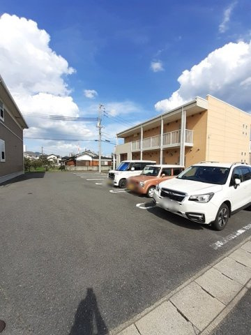 モン・ラヴィールＡの駐車場|駐車場完備です