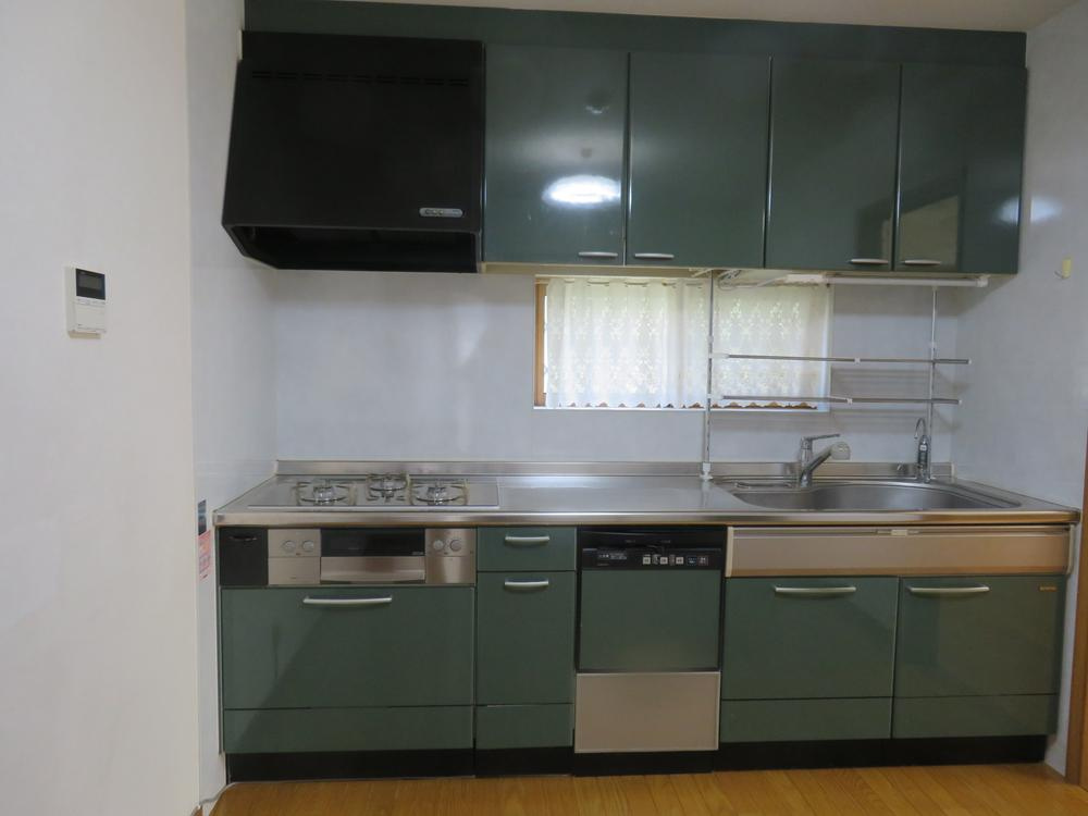 船橋本町1丁目　中古一戸建てのキッチン|システムキッチン　食器洗い乾燥機付き
■物件内覧・資金計画相談・住宅ローン相談、リフォーム相談、お問合せ受付中■
※当日・翌日のご内覧、ご相談はお電話でのお問合せがスムーズです！