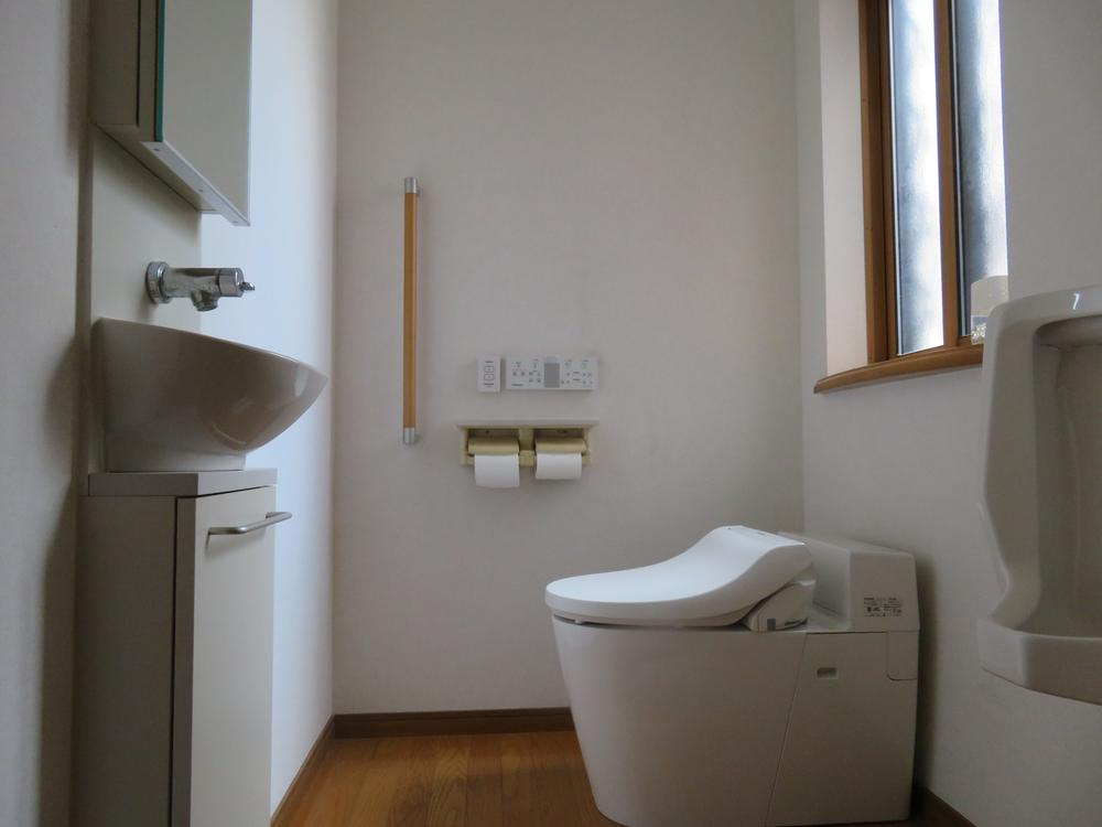 船橋本町1丁目　中古一戸建てのトイレ|タンクレストイレ　温水洗浄便座
■物件内覧・資金計画相談・住宅ローン相談、リフォーム相談、お問合せ受付中■
※当日・翌日のご内覧、ご相談はお電話でのお問合せがスムーズです！