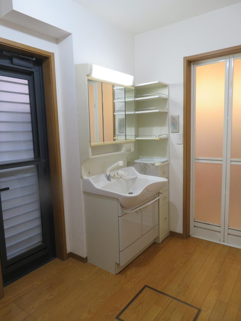 船橋本町1丁目　中古一戸建ての独立洗面台|シャワー付き洗面化粧台
■物件内覧・資金計画相談・住宅ローン相談、リフォーム相談、お問合せ受付中■
※当日・翌日のご内覧、ご相談はお電話でのお問合せがスムーズです！