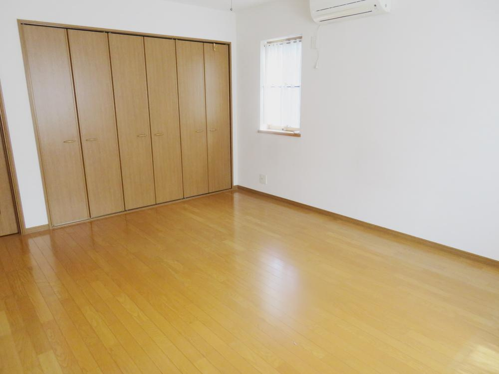 船橋本町1丁目　中古一戸建ての寝室|洋室10.0帖
■物件内覧・資金計画相談・住宅ローン相談、リフォーム相談、お問合せ受付中■
※当日・翌日のご内覧、ご相談はお電話でのお問合せがスムーズです！