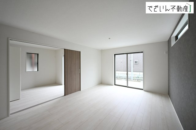 【居間・リビング】 | GRAFARE久喜市南7期　新築住宅 | ≪2号棟≫南からたっぷり差し込む陽光が、家族の団らんをあたたかく照らす。広々としたLDKは、子どもが走り回っても余裕のある安心空間です。
現地(2026年3月撮影)
