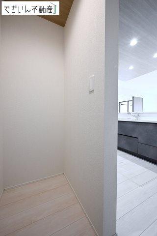 【キッチン】 | GRAFARE久喜市南7期　新築住宅 | ≪2号棟≫暮らし心地を大きく左右する収納を、適材適所に配置し使い勝手を考慮してあります。空間を余すところなく有効利用した収納は生活空間をより上質なものにしてくれるでしょう。
現地(2026年3月撮影)