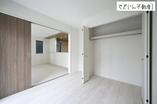 【収納】 | GRAFARE久喜市南7期　新築住宅 | ≪2号棟≫各部屋に収納が充実しているから、片付けがラク。季節用品もすっきり収まり、生活感を隠せます。
現地(2026年3月撮影)