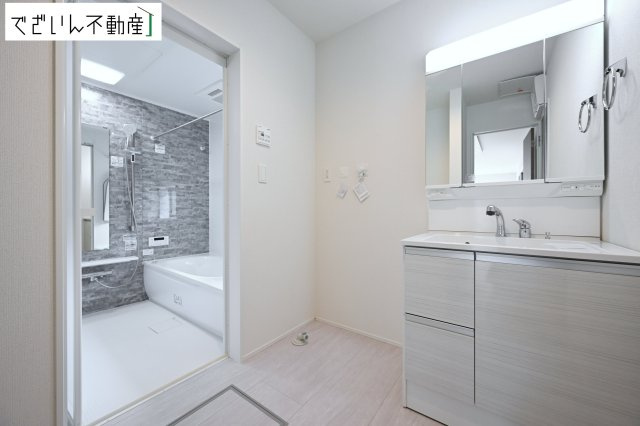 【独立洗面台】 | GRAFARE久喜市南7期　新築住宅 | ≪2号棟≫朝の支度も家族並んでスムーズに。洗面台の広さと収納力が、忙しい毎日を支えてくれます。
現地(2026年3月撮影)