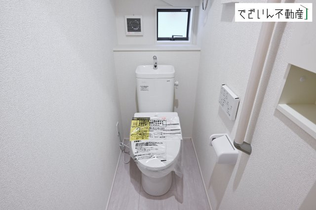 【トイレ】 | GRAFARE久喜市南7期　新築住宅 | ≪2号棟≫シンプルで清潔感のある空間は、毎日使う場所だからこそ嬉しい。家族みんなが快適に過ごせる工夫が詰まっています。
現地(2026年3月撮影)