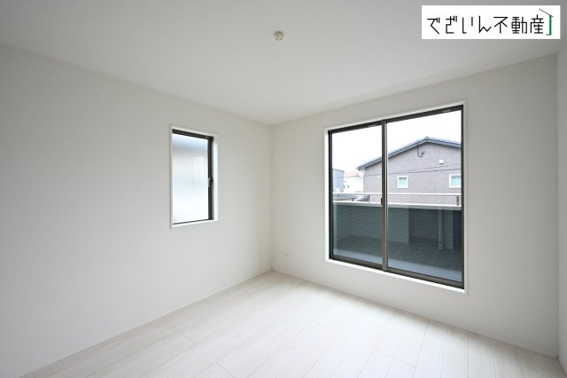 【洋室】 | GRAFARE久喜市南7期　新築住宅 | ≪2号棟≫センスが求められるプライベート空間だからこそ、自分の個性を飾るにふさわしい癒しと寛ぎの空間を演出します。
現地(2026年3月撮影)
