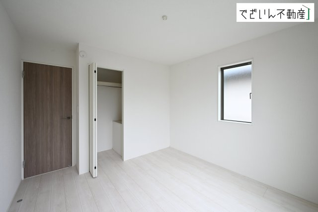 【収納】 | GRAFARE久喜市南7期　新築住宅 | ≪2号棟≫夫婦の寝室としても使える落ち着いた居室。育児の合間にほっと一息つける、静かな時間を守ってくれます。
現地(2026年3月撮影)