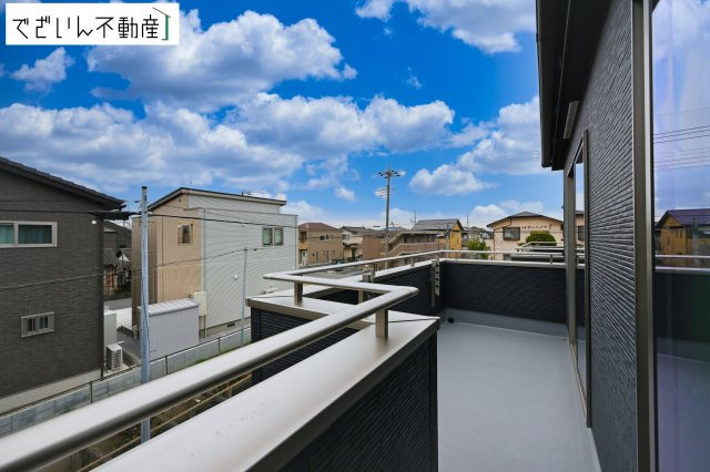 【バルコニー】 | GRAFARE久喜市南7期　新築住宅 | ≪2号棟≫ずっと太陽を感じる事ができるのは、遮るものが視界に無いから。彼方に広がる風景が絵画のように広がります。
現地(2026年3月撮影)