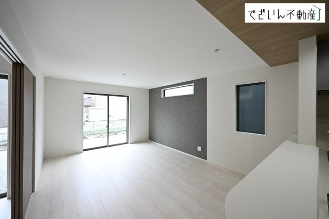 【居間・リビング】 | GRAFARE久喜市南7期　新築住宅 | ≪2号棟≫細部まで丁寧に仕上げられた内装が、日々の生活を豊かに彩ります。家族の思い出が増えていく場所に。
現地(2026年3月撮影)