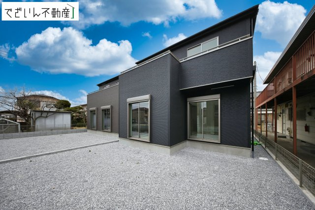 【外観】 | GRAFARE久喜市南7期　新築住宅 | ≪2号棟≫南向きの穏やかな佇まいが、家族の新しい日常を優しく包み込む。静かな街並みに、安心して子育てできる環境が整っています。
現地(2026年3月撮影)