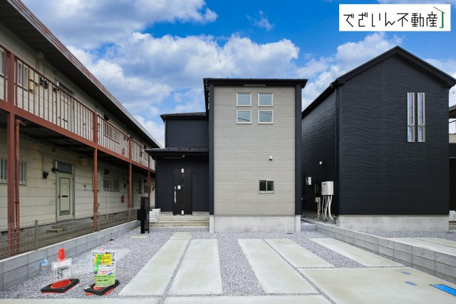 【外観】 | GRAFARE久喜市南7期　新築住宅 | ≪2号棟≫街並みに馴染む、シンプルで洗練された佇まい。暮らしにちょっとした遊び心を添えてくれるお家です。
現地(2026年3月撮影)