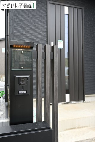 【玄関】 | GRAFARE久喜市南7期　新築住宅 | ≪2号棟≫穏やかな佇まいが、家族の新しい日常を優しく包み込む。静かな街並みに、安心して子育てできる環境が整っています。
現地(2026年3月撮影)