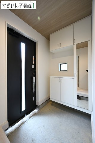 【玄関】 | GRAFARE久喜市南7期　新築住宅 | ≪2号棟≫「ただいま」と「おかえり」が自然と交わされる、明るく開放的な玄関。家族の絆が深まる場所です。
現地(2026年3月撮影)