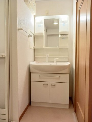 ポラリス・ガーデン　イーストの洗面所|明るい洗面所です