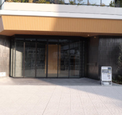 コンフォリア・リヴ本町WEST Qのエントランス