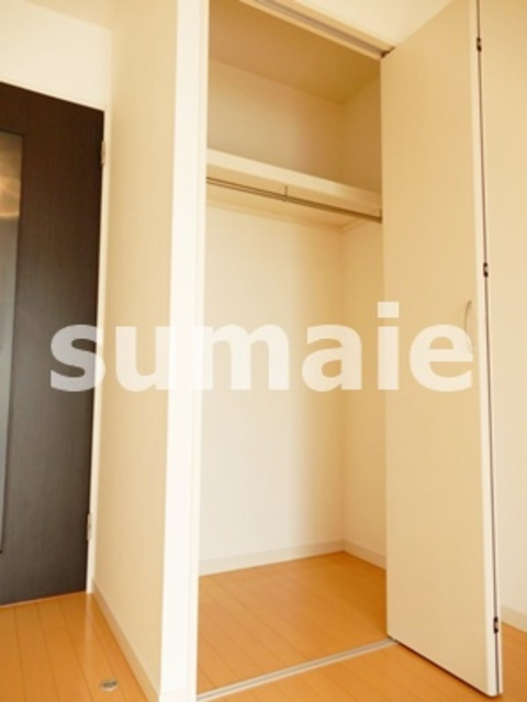 リブリ・アデーレの収納|ポール付きの便利な収納。