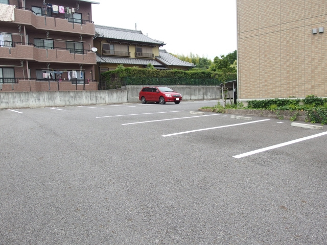 ボナール亀山の駐車場