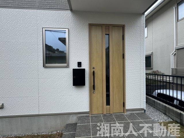 鎌倉市今泉台５丁目１１１１－１３８新築戸建ての玄関|収納もある玄関です