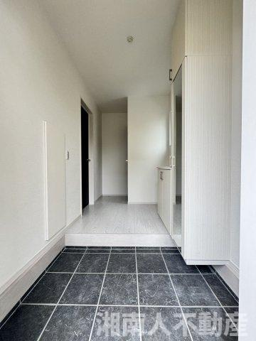 鎌倉市今泉台５丁目１１１１－１３８新築戸建ての玄関|明るい玄関です