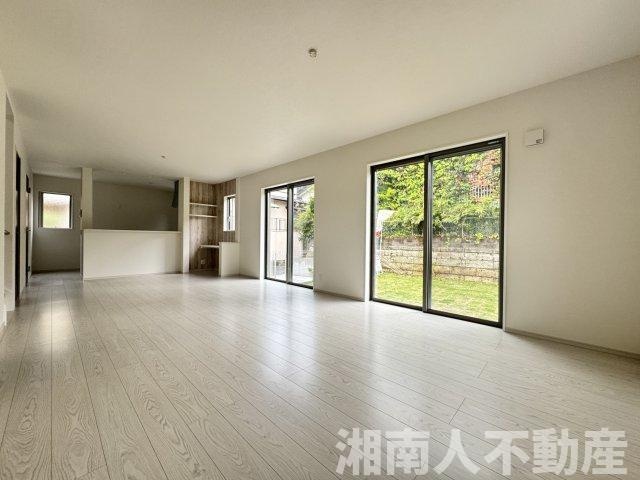 鎌倉市今泉台５丁目１１１１－１３８新築戸建ての居間・リビング|使いやすいリビングです