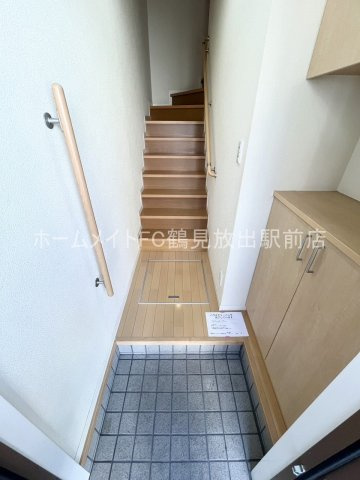 東大阪市稲田本町１丁目のアパートの玄関