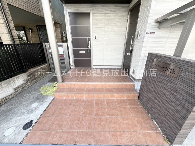 大阪市鶴見区放出東２丁目のアパートのエントランス