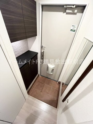 大阪市鶴見区放出東２丁目のアパートの玄関