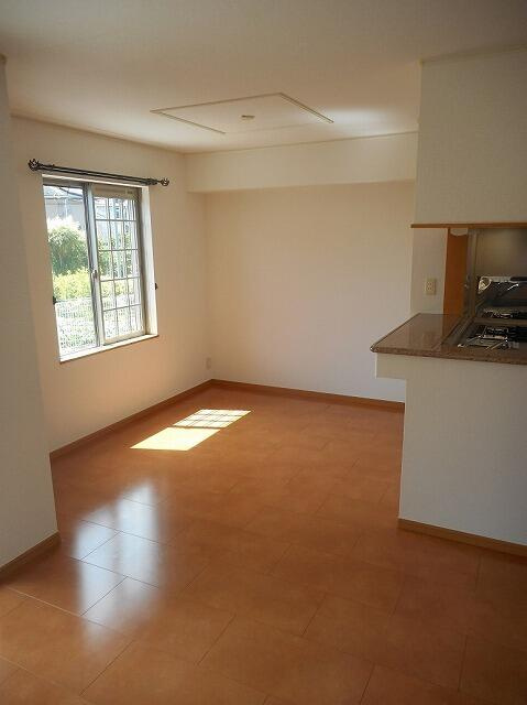 稲城市百村のアパートの内装