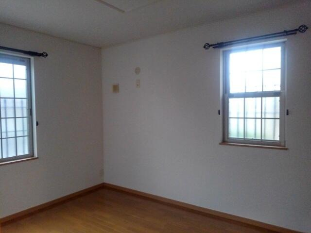 稲城市百村のアパートの洋室