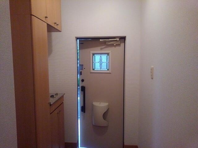 稲城市百村のアパートの玄関