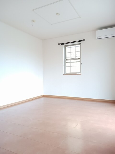 稲城市百村のアパートの居間・リビング